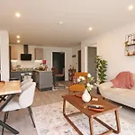 41 With Free Secure Parking Apartmán