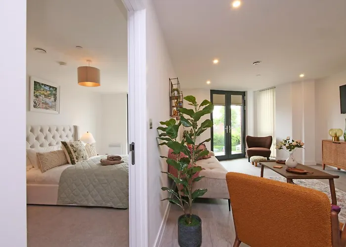 41 With Free Secure Parking * יורק